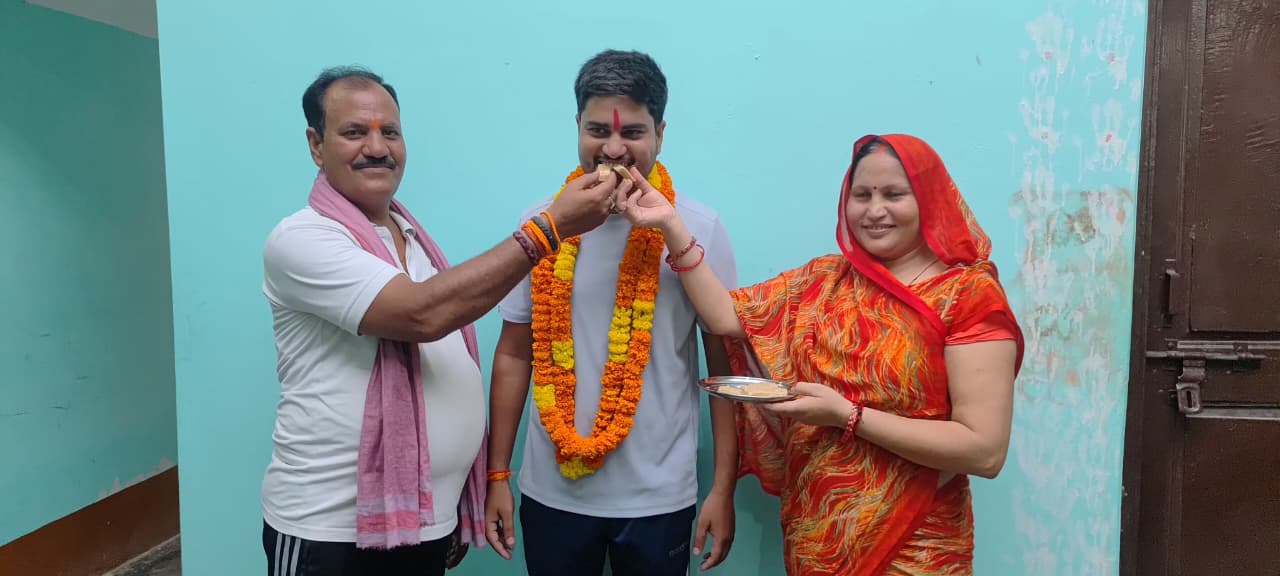 उत्तर प्रदेश पुलिस में सब इंस्पेक्टर बने अभिषेक उर्फ आयुष सिंह, गांव व क्षेत्र में खुशी की लहर