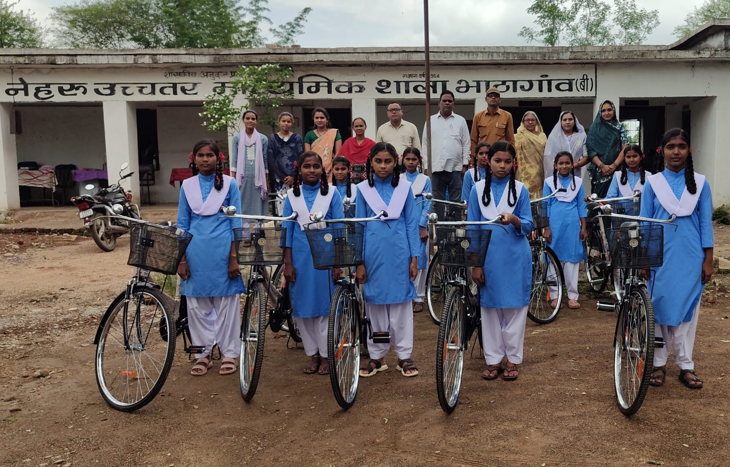 सरस्वती साइकिल योजना: नेहरू स्कूल भाठागांव की 11 बेटियों को मिली निशुल्क साइकिल