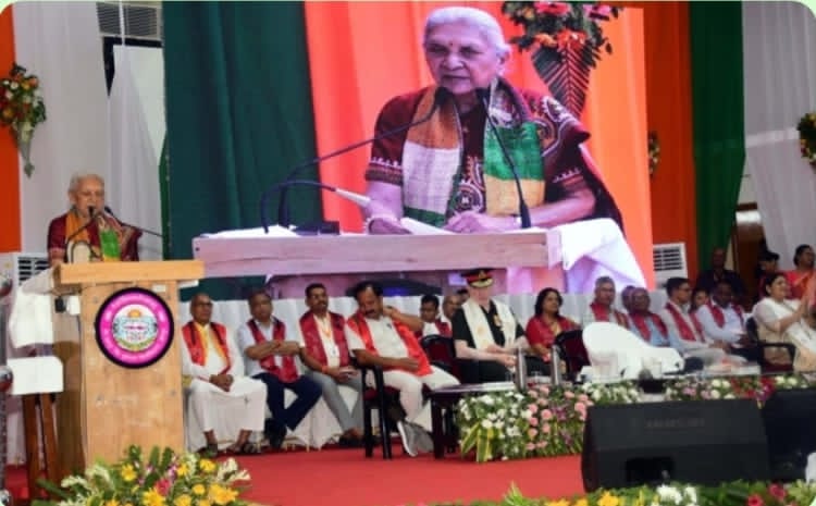 जौनपुर*   वीर बहादुर सिंह पूर्वांचल विश्वविद्यालय के 30 वां दीक्षांत समारोह सोमवार को महंत अवेद्यनाथ संगोष्ठी हाल में मनाया गया। कुलाधिपति