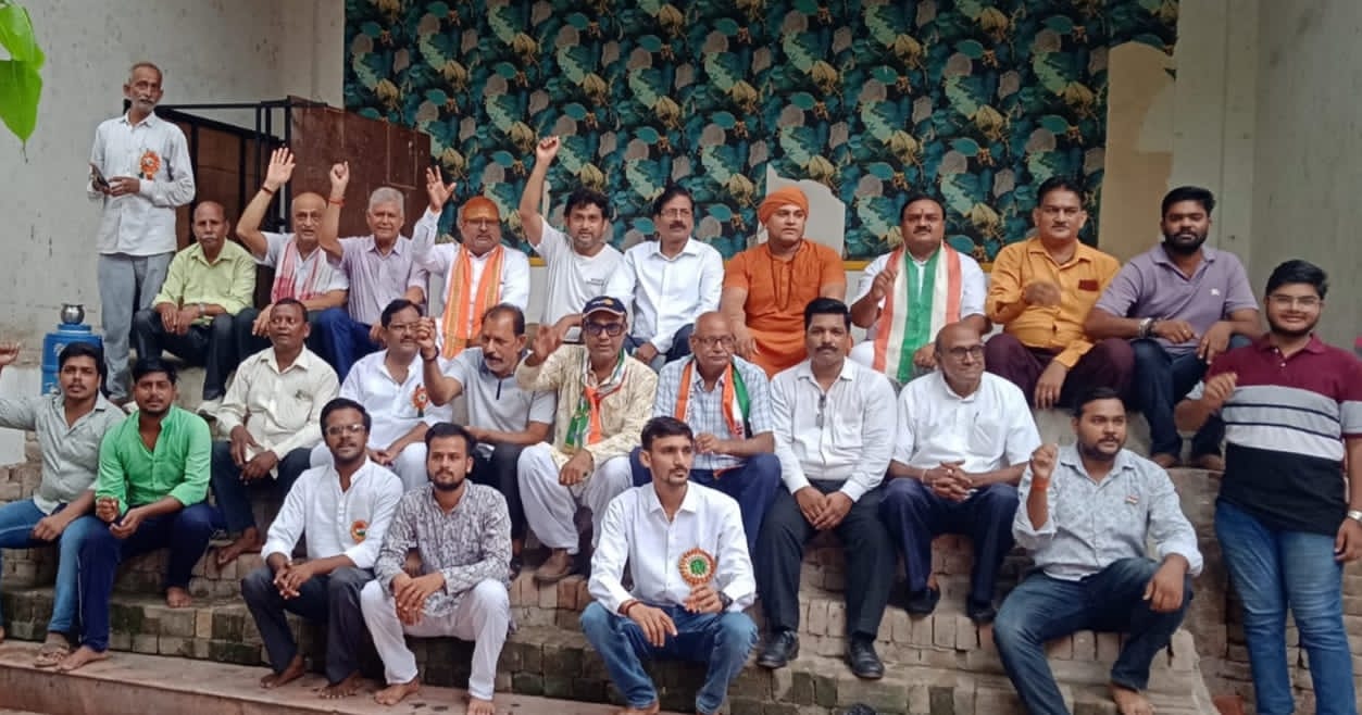 जौनपुर:* 80वें स्वाधीनता दिवस के पावन पर्व पर गीतांजलि जौनपुर मुख्यालय बाबा जागेश्वर नाथ मंदिर जौनपुर परिसर में संस्था के अध्यक्ष नीरज शाह और महासचिव रामानंद वि