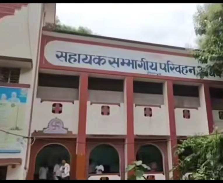 जौनपुर: 50 हजार की कथित घूस के लिए पांच ट्रकों का रजिस्ट्रेशन रोका!*  *एआरटीओ कार्यालय के बाहर ट्रक खड़े कर मालिक ने मचाया हड़कंप