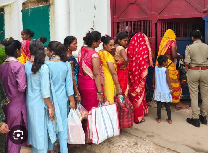 बरेली, शाहजहांपुर, पीलीभीत और बदायूं जेल में  रक्षाबंधन पर बहनों ने जेल अधीक्षक व कैदियों को बांधी राखी