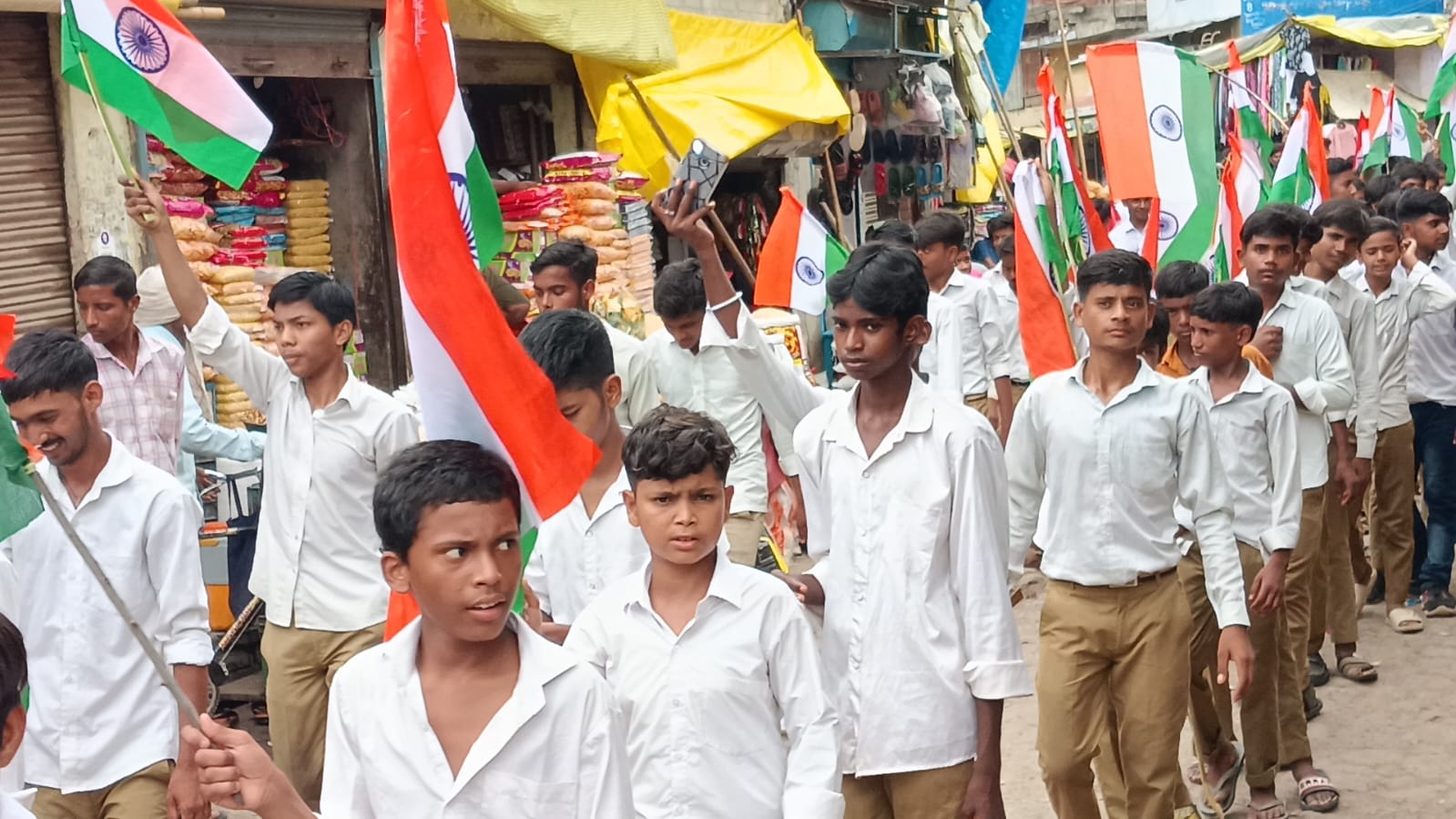 आजादी के अमृत रंग: शमसाबाद में उमड़ा देशभक्ति का महासैलाब, तिरंगे के रंग में रंगा पूरा कस्बा.