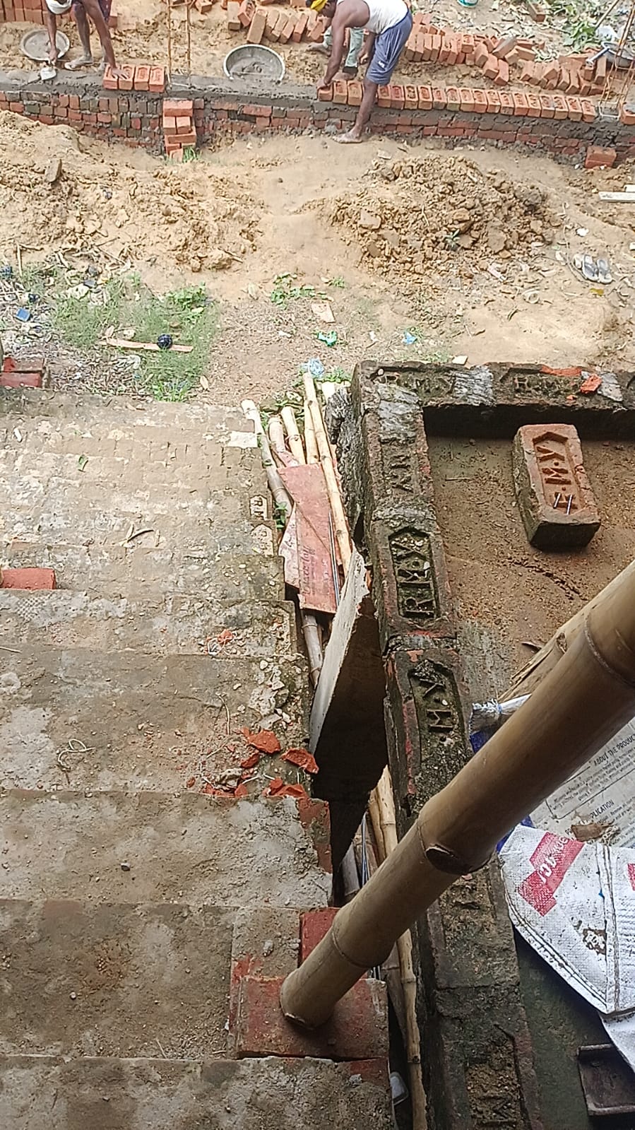 खबर का हुआ असर, भीलवाड़ा चौराहे की जर्जर सड़क का शुरू हुआ निर्माण