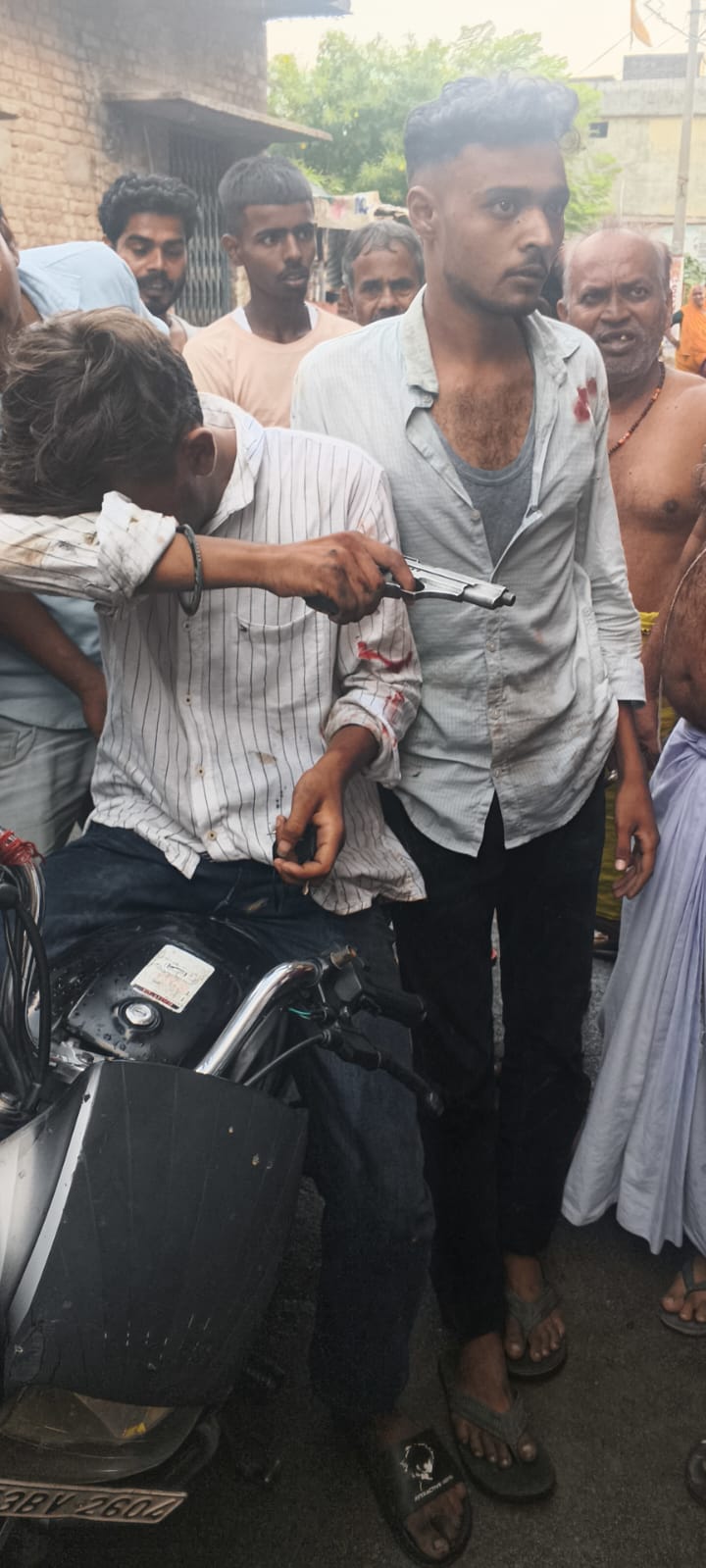 पीपीगंज में पिस्टल लेकर पहुंचे दो युवकों से हड़कंप