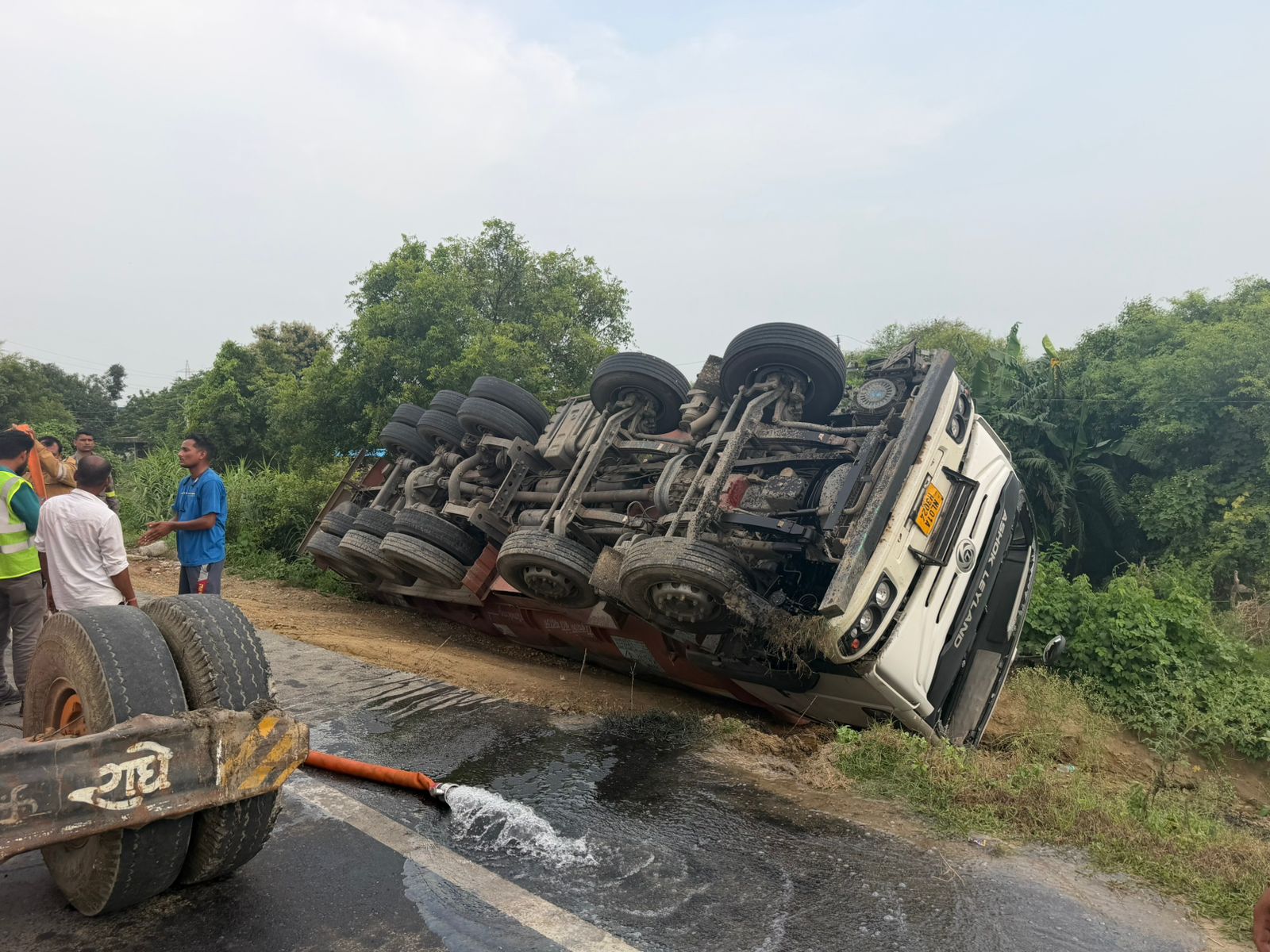 एथेनॉल से भरा ट्रक पलटा बड़ा हादसा टला