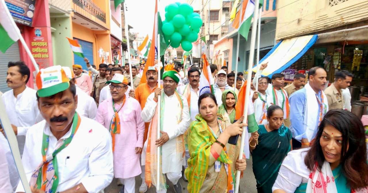 जौनपुर मड़ियाहूं नगर में भाजपा के नेतृत्व में भव्य तिरंगा यात्रा निकाली गई। यात्रा में बड़ी संख्या में भाजपा पदाधिकारी