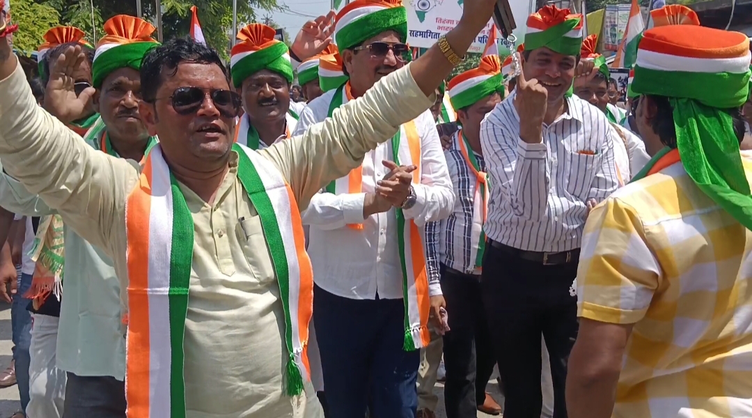 जौनपुर जनपद के मड़ियाहूं नगर पंचायत द्वारा बुधवार को भव्य तिरंगा यात्रा निकाली गई। भव्य तिरंगा यात्रा की अगुवाई अपर जिलाधिकारी अजय कुमार अंबुष्ट एवं नगर अध्यक्ष