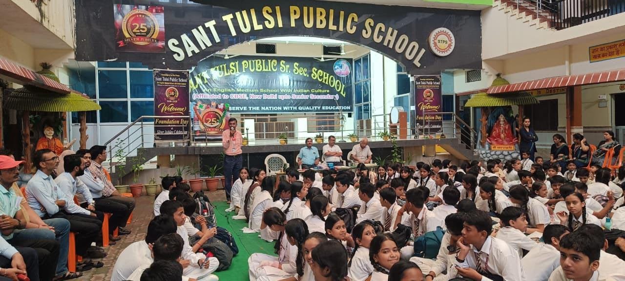 संत तुलसी पब्लिक स्कूल में रक्षाबंधन की धूम, नन्हे हाथों ने बांधे प्रेम और रक्षा के धागे