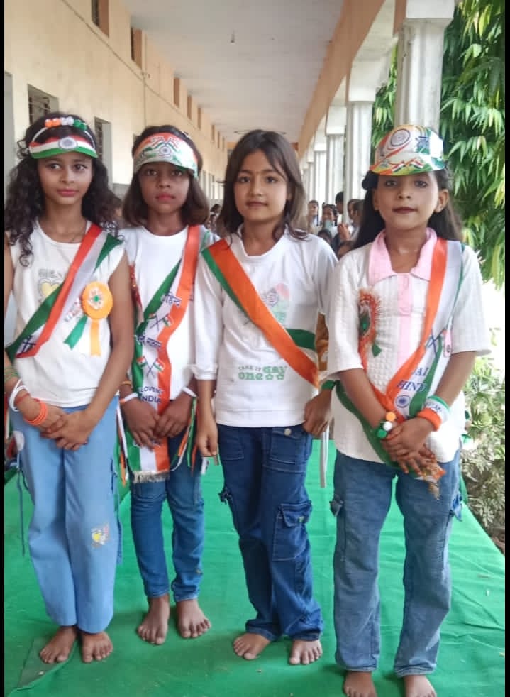 कानपुर देहात में 15 अगस्त स्वतंत्रता दिवस के अवसर पर आयोजित कार्यक्रम में विद्यालय के अध्यापक एवं छात्र-
