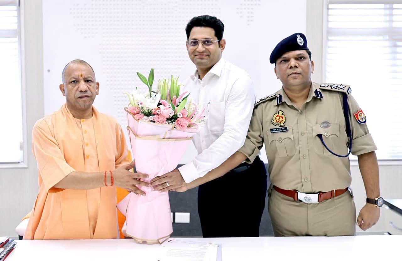 जौनपुर।* जिलाधिकारी सैमुअल पॉल एन. एवं पुलिस अधीक्षक कुंवर अनुपम सिंह ने शनिवार को लखनऊ में उत्तर प्रदेश के मुख्यमंत्री योगी आदित्यनाथ से शिष्टाचार मुलाकात की।