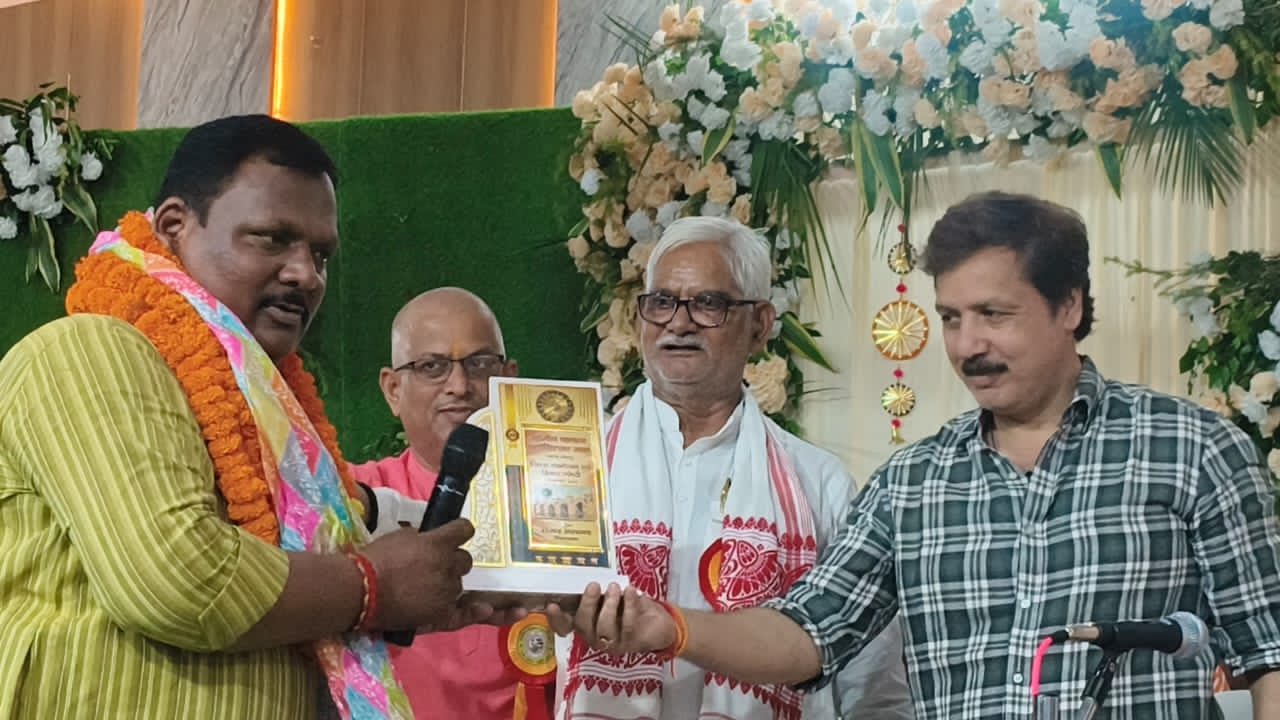 जौनपुर।   स्थानीय पुलिस लाइन सभागार में रविवार को ग्रामीण पत्रकार एसोसिएशन उत्तर प्रदेश, जनपद जौनपुर शाखा का वार्षिक कार्यक्रम एवं प्रतिभा सम्मान समारोह