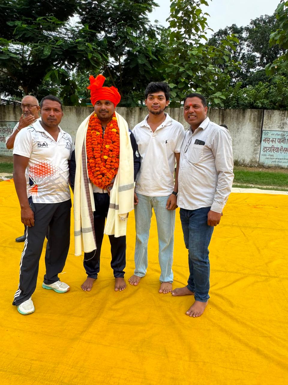 अंग वस्त्र एवं माला पहनाकर खिलाड़ी का हुआ भव्य स्वागत