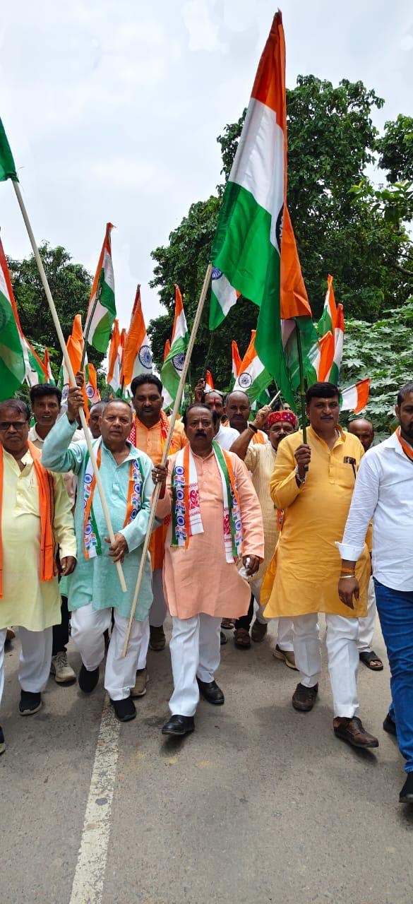 हाटा विधानसभा क्षेत्र के भैसही बाजार में हाटा के लोकप्रिय विधायक माननीय श्री मोहन वर्मा जी के नेतृत्व में भव्य एवं उत्साहपूर्ण तिरंगा यात्रा निकाली गई। यात्रा क