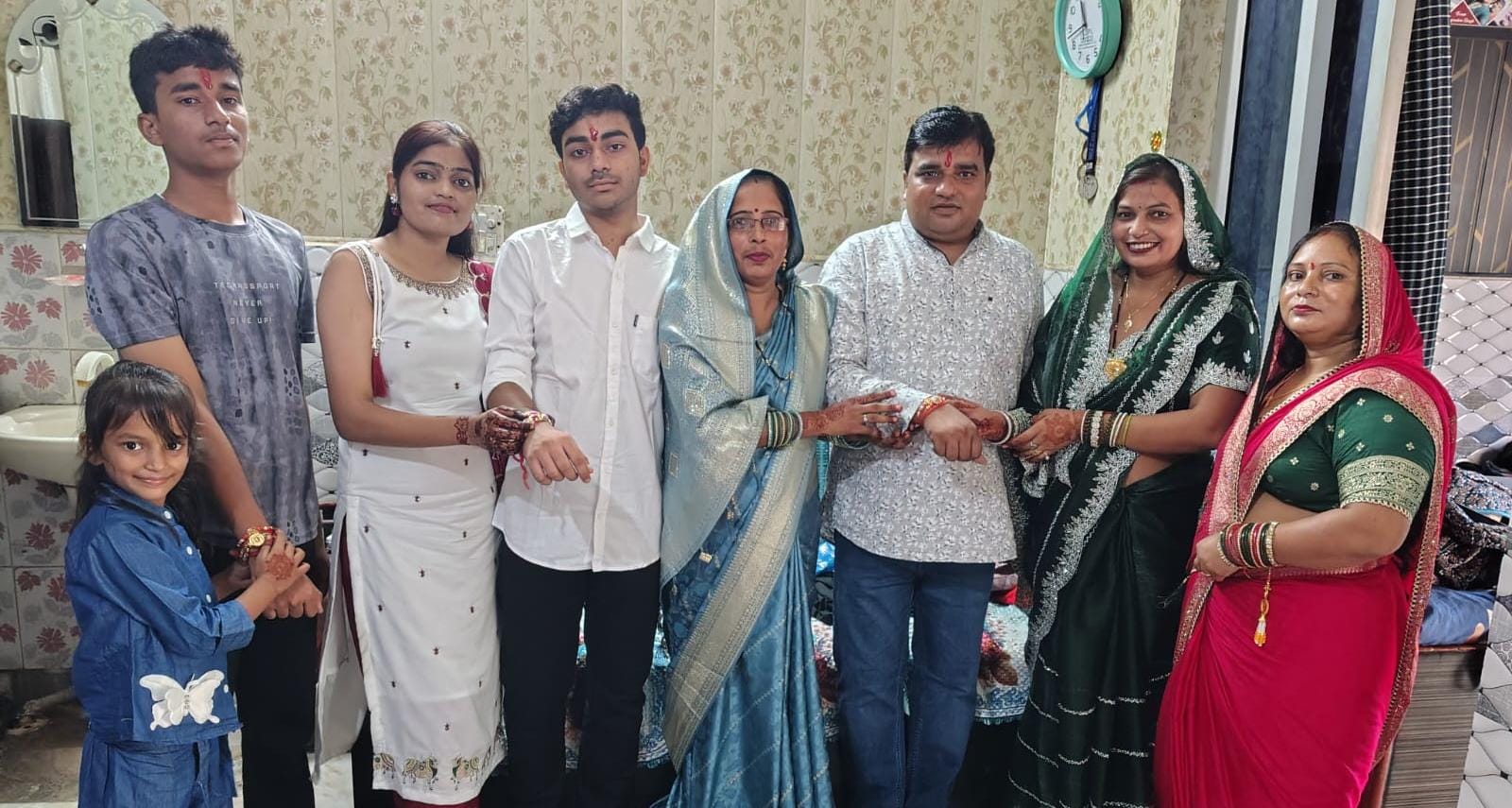 रक्षाबंधन पर्व पर बहन ने भाई की कलाई पर बांधा रक्षा सूत्र
