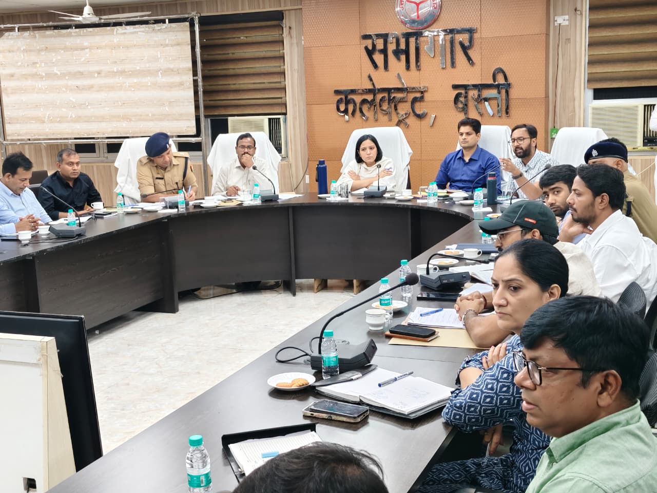 श्रावण-मास/ कांवड़ यात्रा को सकुशल शांतिपूर्ण ढंग से संपन्न कराने के दृष्टिगत जिलाधिकारी बस्ती व पुलिस अधीक्षक बस्ती द्वारा कलेक्ट्रेट सभागार में  गोष्ठी कर संबं