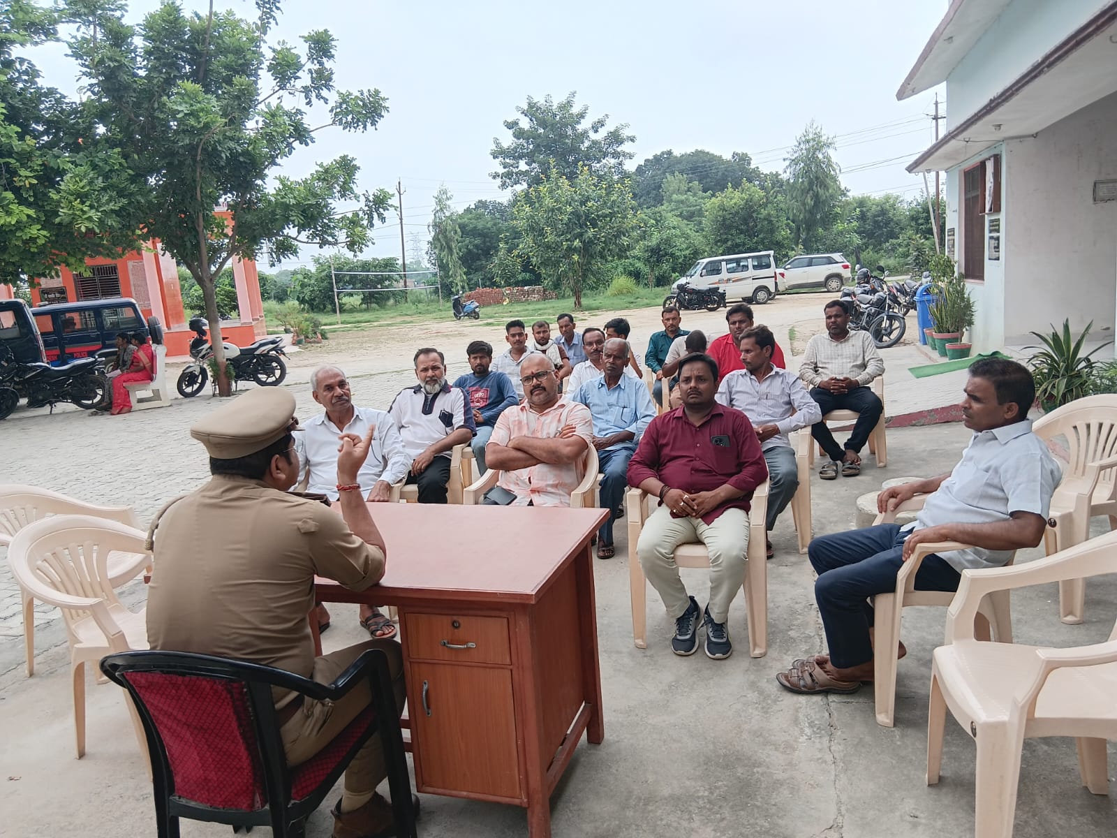 थानाध्यक्ष दुबौलिया द्वारा श्रावण मास/कावड़ यात्रा/चेहल्लुम पर्व के अवसर पर क्षेत्र के संभ्रांत व्यक्ति व कार्यक्रम आयोजको की संयुक्त गोष्ठी कर शांति व कानून व्