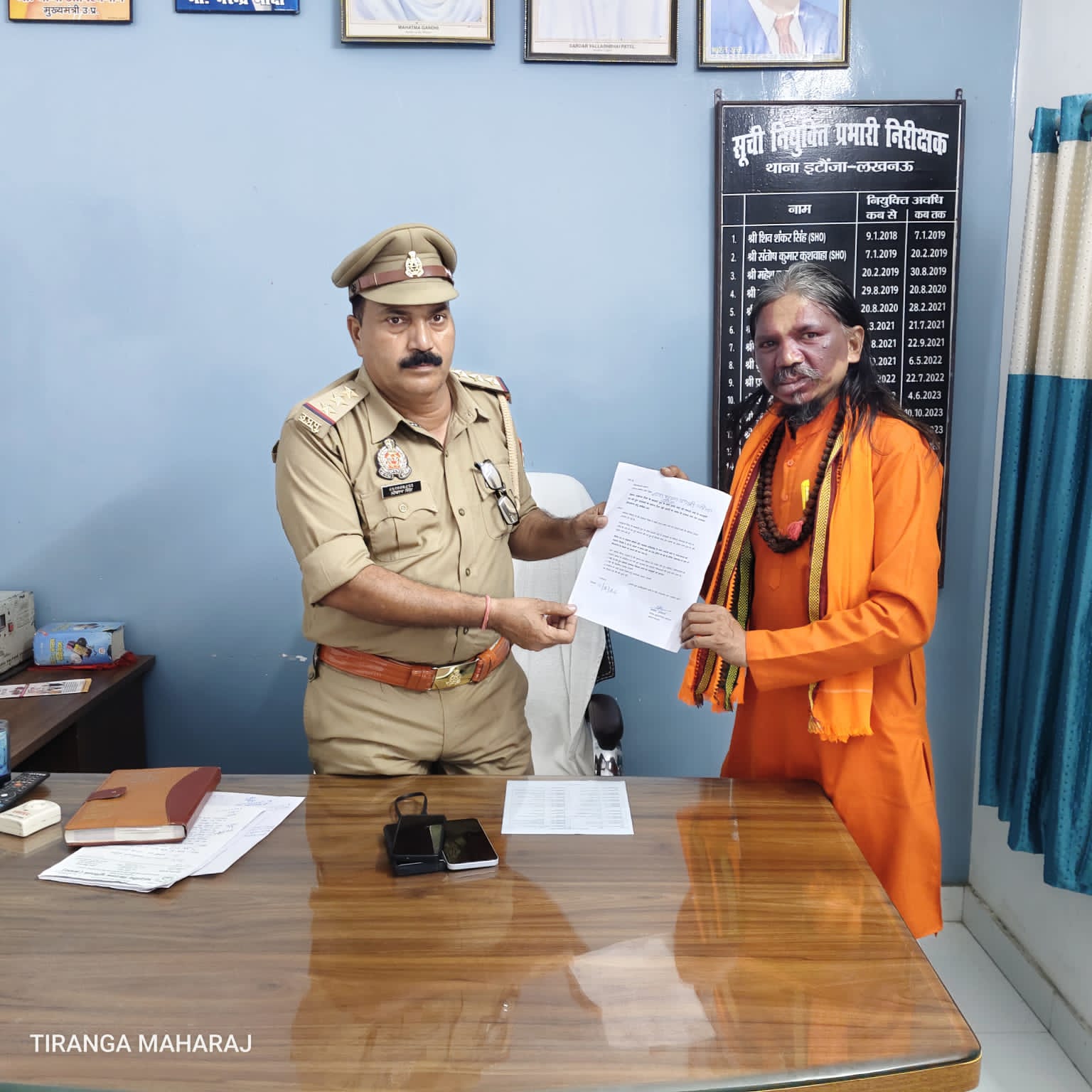लखनऊ।* बीकेटी   राजधानी की जीवनदायिनी गोमती नदी बसहरी घाट पर आधा दर्जन भैंस की सड़ी-गली लाश पड़ी है। सबसे शर्मनाक बात ये है कि कुत्ते लाशों को नोच-नोच कर मांस क