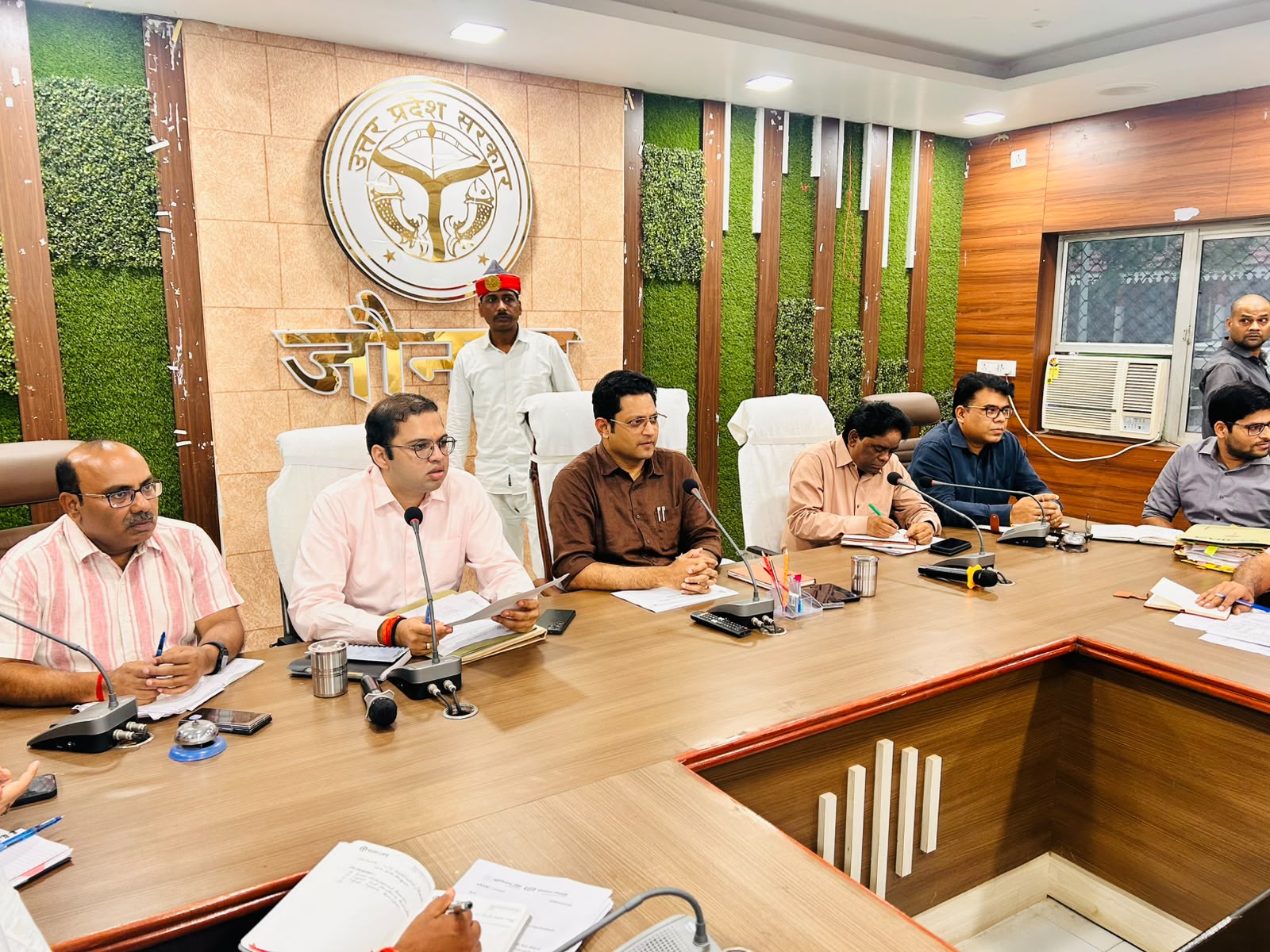 जौनपुर।* ‘हर घर तिरंगा अभियान-2026’ को लेकर जिला प्रशासन ने तैयारियां तेज कर दी हैं। जिलाधिकारी सैमुअल पॉल एन. की अध्यक्षता में शनिवार को अधिकारियों