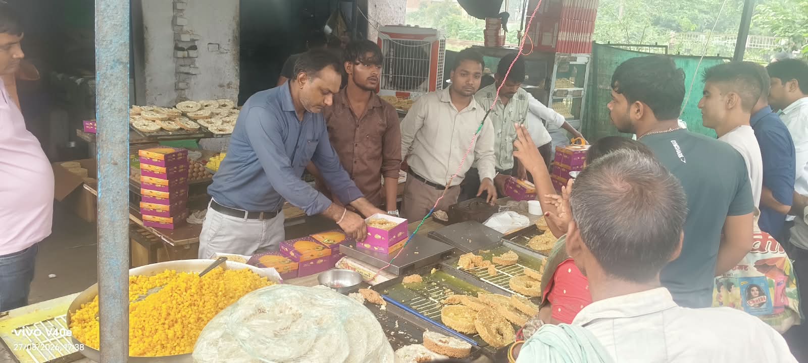 रक्षाबंधन पर घेवर की बढ़ी मिठास, चीनी के दामों ने बढ़ाई मिठाई की कीमत।