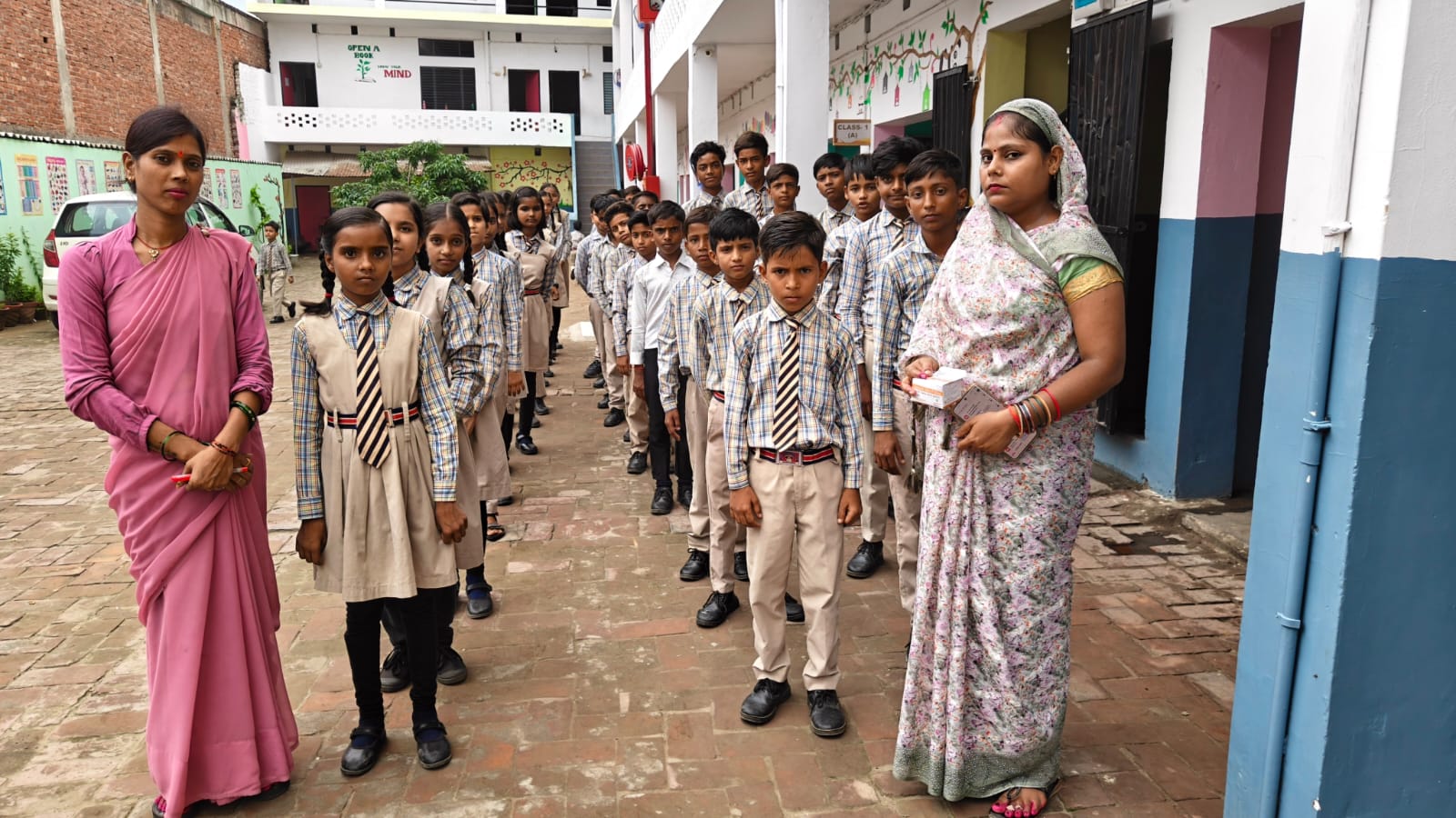 आदर्श विद्या मंदिर में 800 बच्चों को खिलाई गई एल्बेंडाजोल की गोली कृमि संक्रमण से बचाव के लिए चला जागरूकता अभियान, छात्र-छात्राओं को दवा के फायदे और सेवन की सही