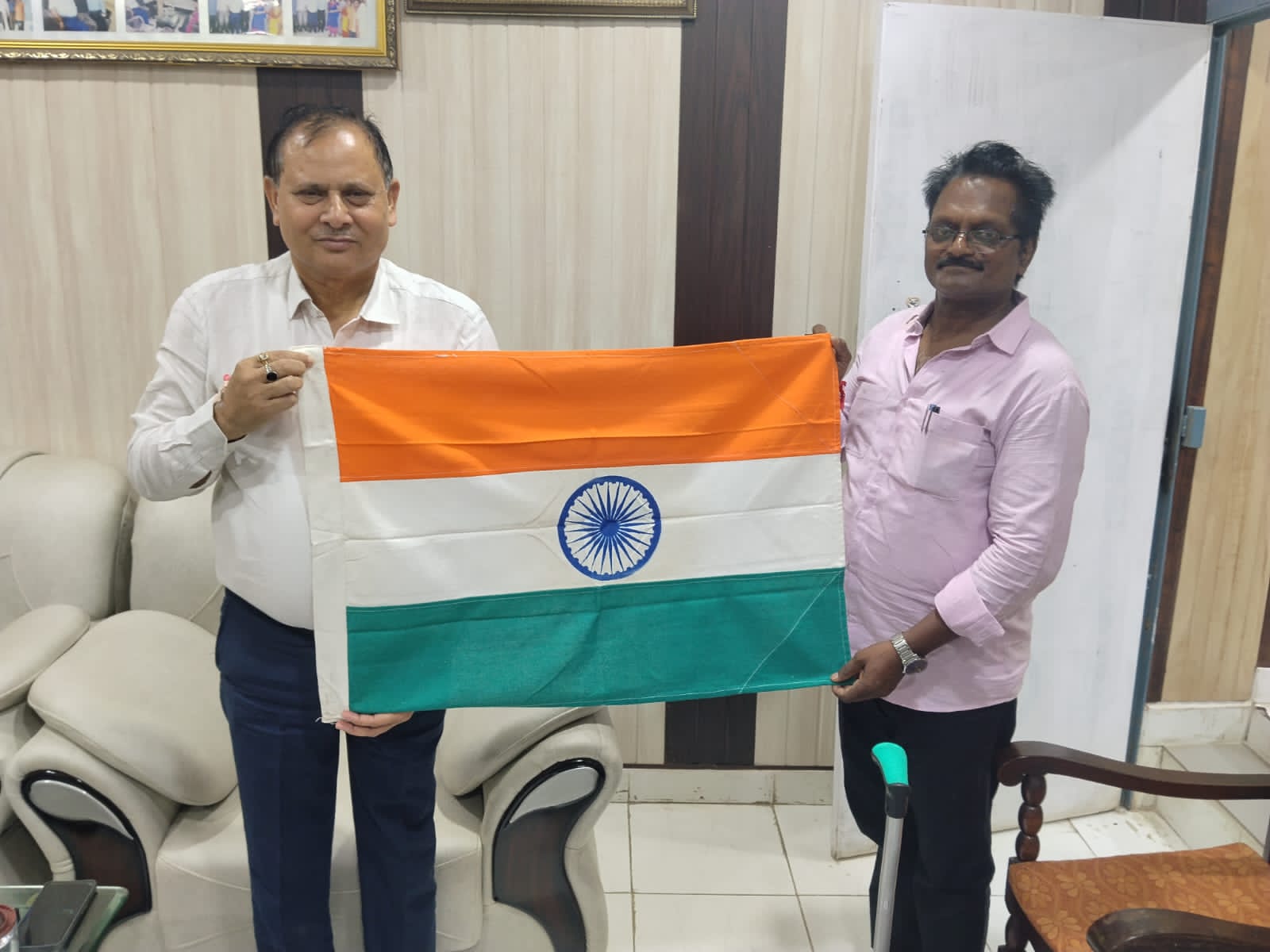 जौनपुर।* स्वतंत्रता दिवस के पहले जिले में ‘हर घर तिरंगा अभियान’ को गति देने के लिए मंगलवार को राष्ट्रीय ध्वज वितरण कार्यक्रम आयोजित किया गया। विकास भवन समेत 