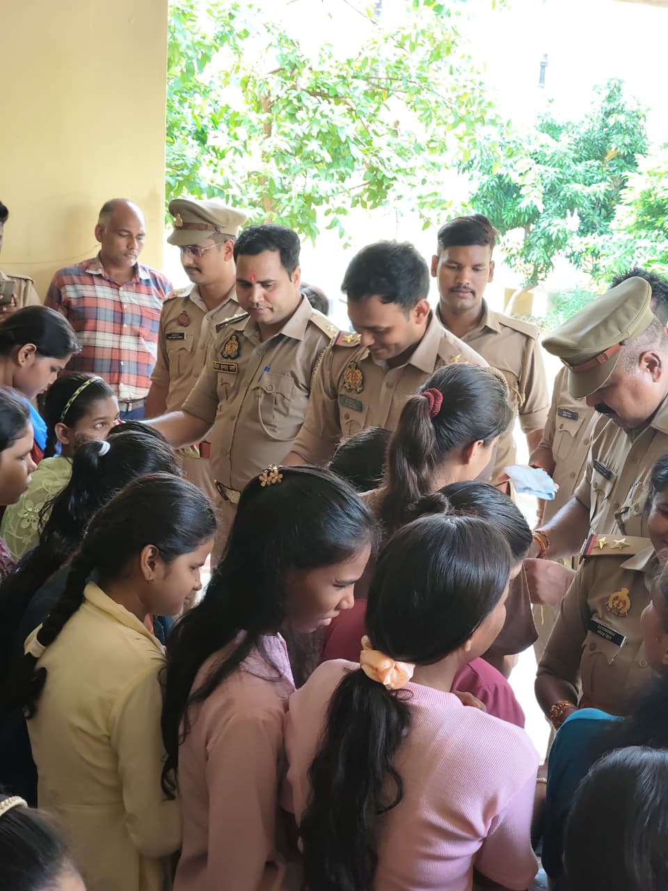 जब खाकी की कलाई पर सजी राखी, खिल उठे नेत्रहीन बहनों के चेहरे