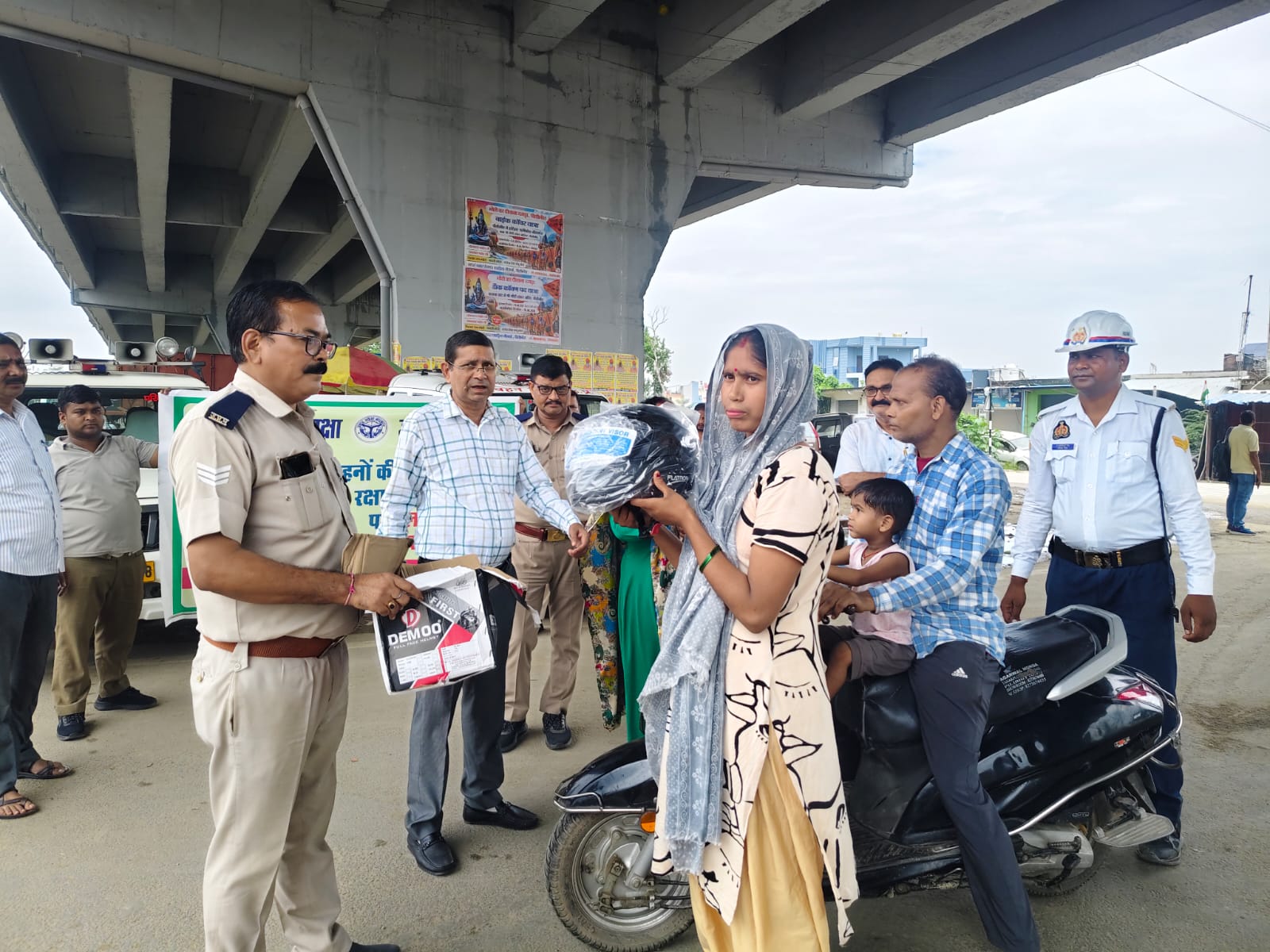 परिवहन विभाग ने रक्षाबंधन पर सुरक्षा का उपहार बांटे भाइयों को हेलमेट