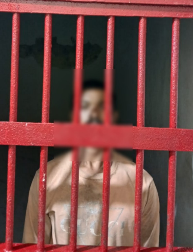 बीआरडी मेडिकल कॉलेज के निर्माणाधीन क्रिटिकल केयर सेंटर से एसी चोरी करते पकड़ा गया युवक