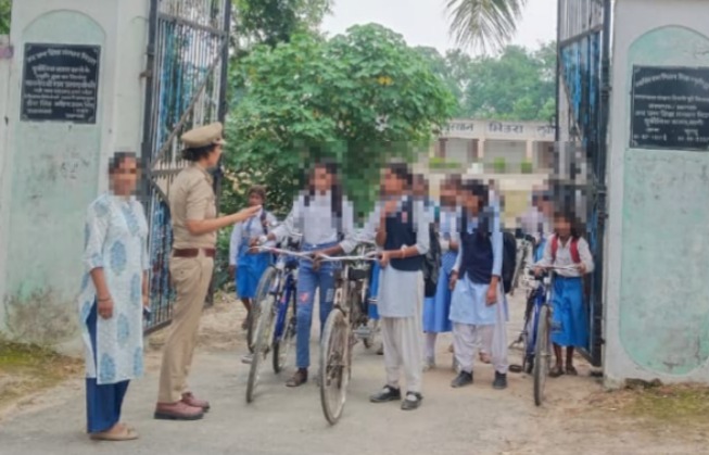 एण्टी रोमियो स्क्वाड पुलिस टीम बस्ती द्वारा मिशन शक्ति के अन्तर्गत जनपद के थाना दुबौलिया क्षेत्र के अंतर्गत स्कूल/कालेज व भीड़-भाड़ आदि स्थानों पर मनचलों एवं शोहद