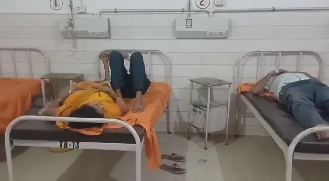 अमेठी में तेज़ रफ़्तार प्राइवेट बस अनियंत्रित होकर डिवाइडर से टकराते हुए सड़क किनारे गड्डे में घुसी
