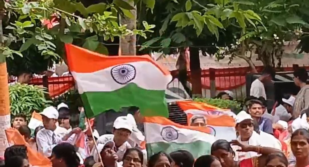 गोरखपुर। मुख्यमंत्री योगी आदित्यनाथ ने सोमवार को गोरखपुर में तिरंगा यात्रा का नेतृत्व करते हुए कहा कि तिरंगा केवल एक ध्वज नहीं, बल्कि भारत की आन, बान और शान तथा
