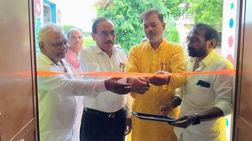 जौनपुर   जौनपुर जनपद के मड़ियाहूं तहसील अंतर्गत ग्राम सभा अहमदपुर में नवीन आंगनबाड़ी केंद्र का उद्घाटन पूर्व प्रत्याशी