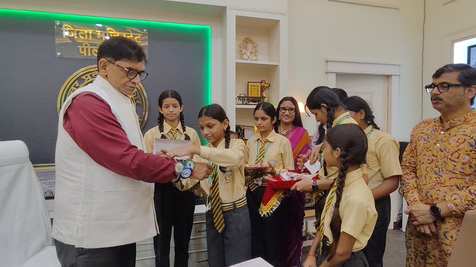रक्षाबंधन के अवसर पर ज्ञान इंटरनेशनल स्कूल की छात्राओं ने जिलाधिकारी को बांधा रक्षासूत्र 