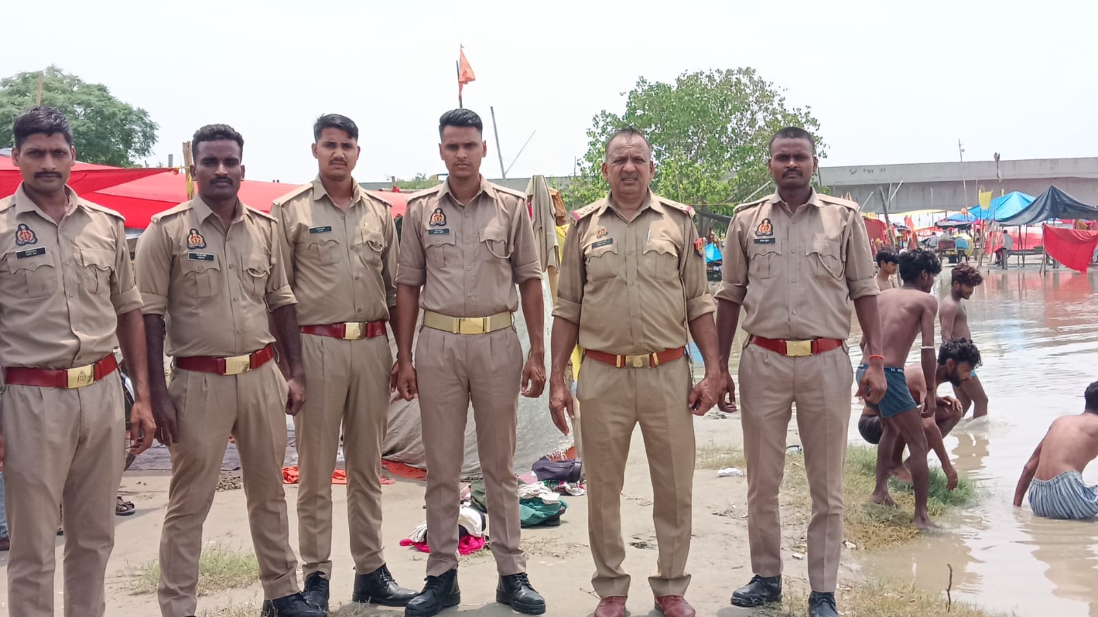 शमसाबाद में आस्था का जनसैलाब: कांवड़ियों की सुरक्षा के लिए गंगा तट पर डटे रहे दरोगा नरेश चंद, श्रद्धालुओं को दी गहरे पानी से बचने की हिदायत।