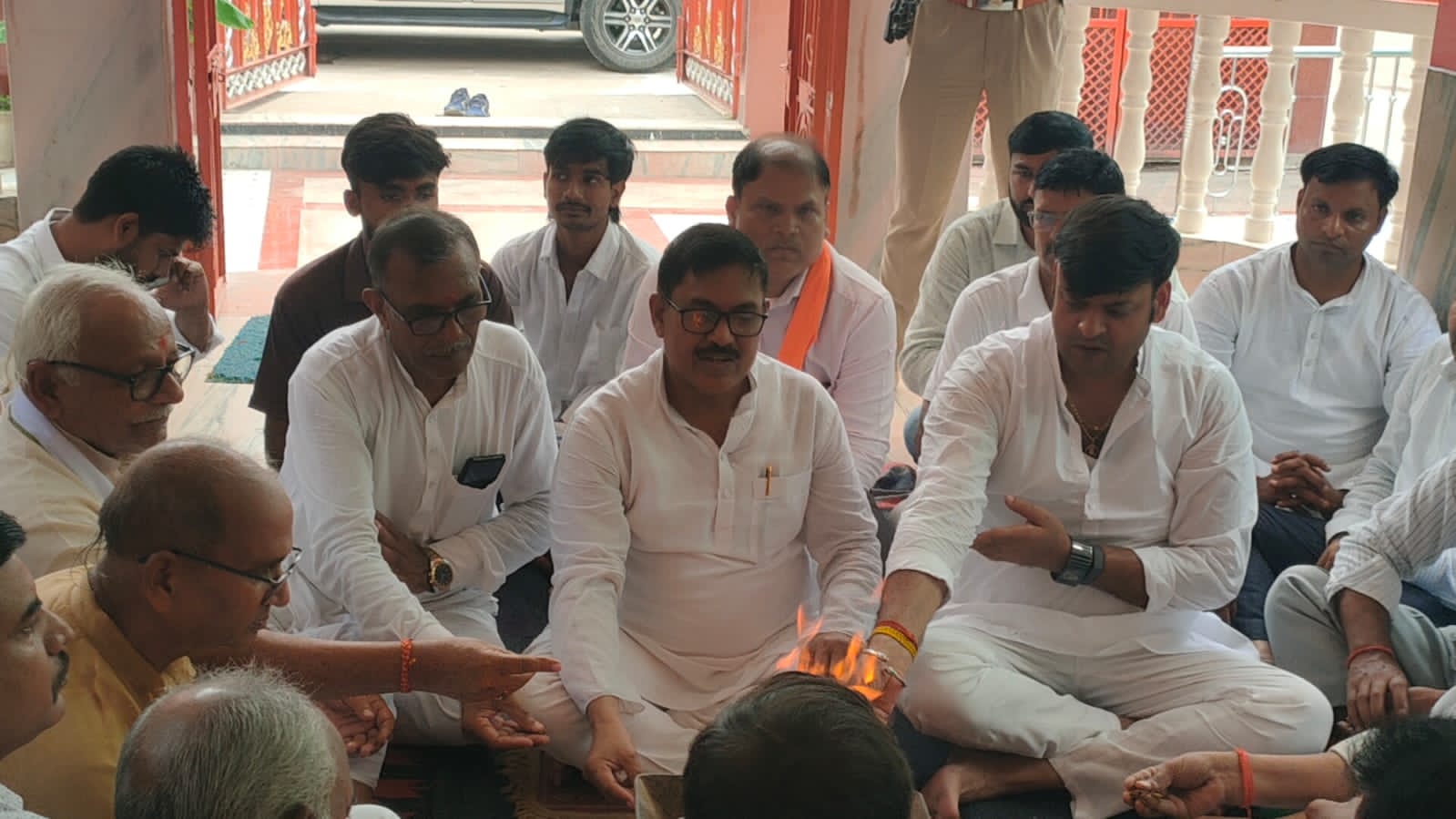 जौनपुर जनपद के मड़ियाहूं नगर के श्री राम जानकी मंदिर परिसर में वृहस्पतिवार को  मरियाहू विधायक
