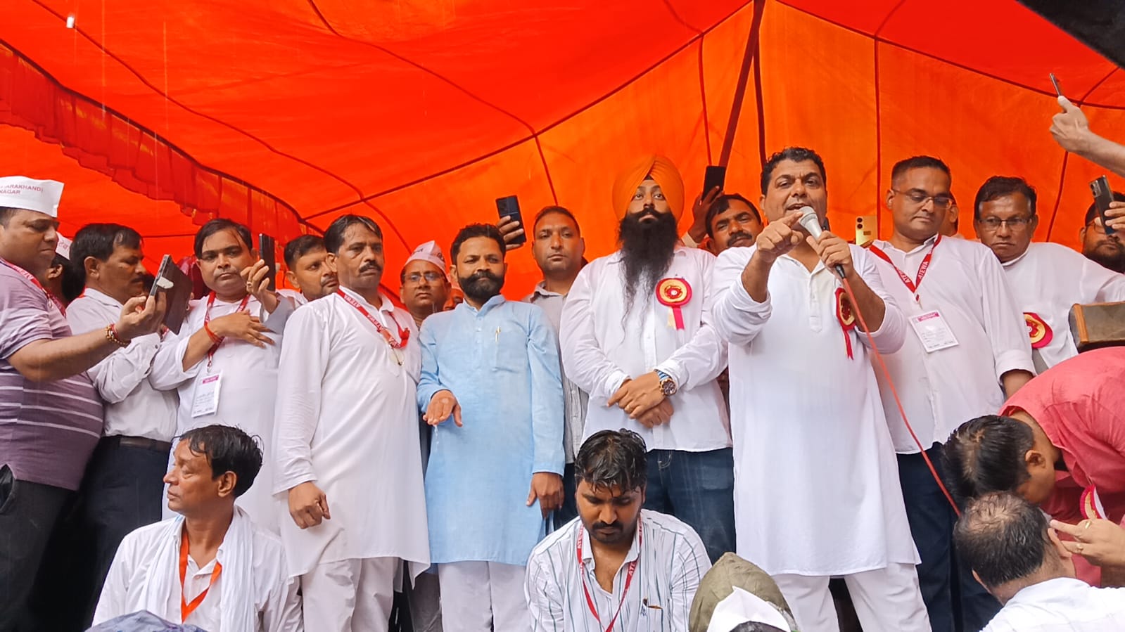 भारी बारिश में भी नहीं डिगा हौसला   इको गार्डन में गरजा पेंशन शंखनाद