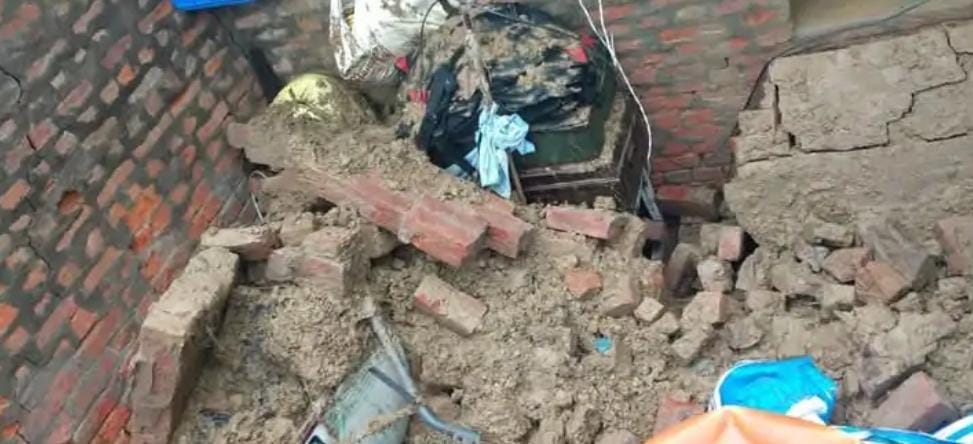 अमेठी में लगातार बारिश से गिरा पक्का मकान प्रशासन ने लिया संज्ञान