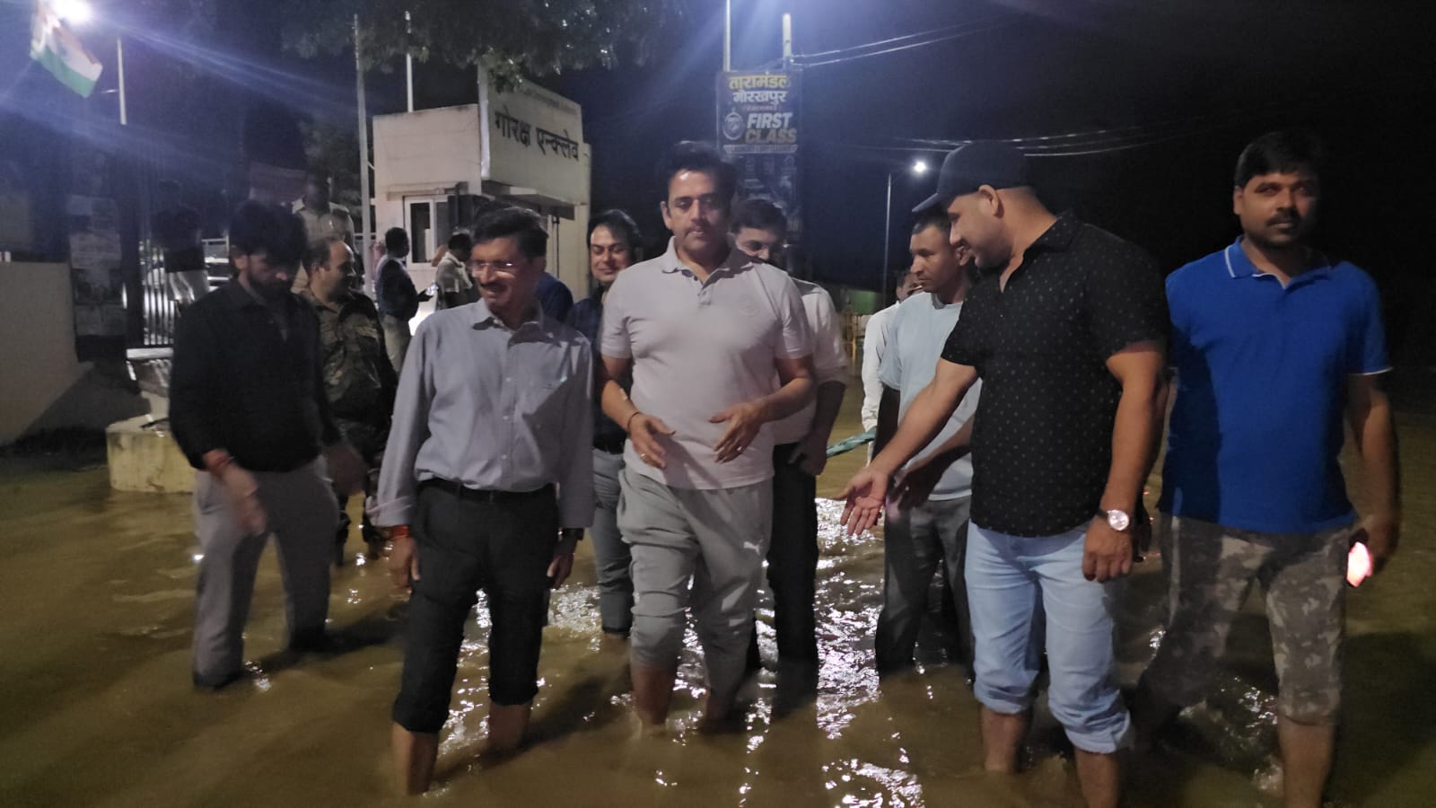गोरखपुर में जलभराव पर घिरे सांसद रविकिशन पार्षद विश्वजीत त्रिपाठी से तीखी नोकझोंक, वीडियो हुआ वायरल