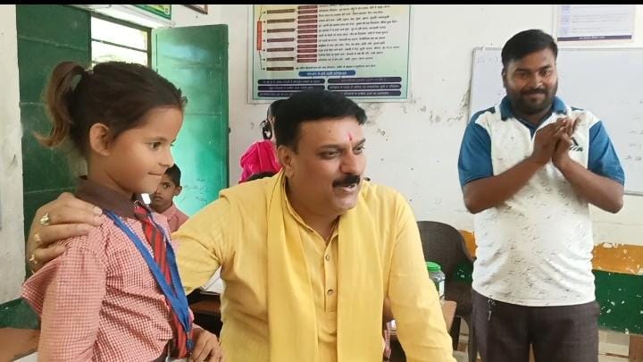 सीतापुर में विधायक शशांक त्रिवेदी ने बच्चों को पढ़ाया गणित. कचूरा स्कूल को ₹5 लाख की सौगात दी, विद्यालय स्टाफ और मौजूद लोगों ने खुशी जताई विधायक शशांक त्रिवेदी 