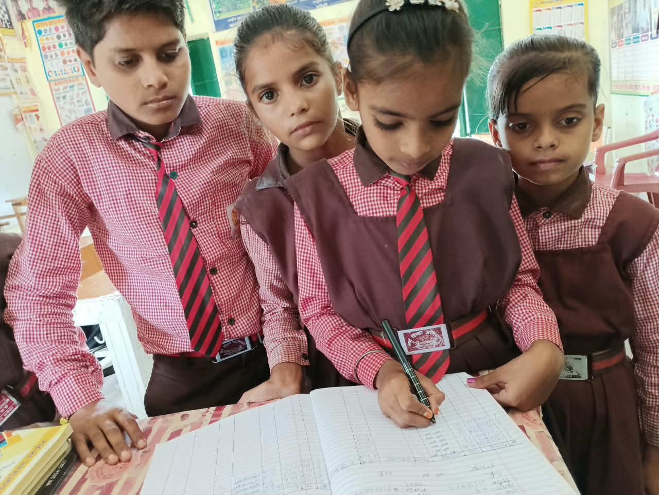 नन्हें हाथों में वित्तीय कमान: प्राथमिक विद्यालय नीबा डेहरा में खुला ‘बाल बैंक’, अविनाश बने मैनेजर तो फातिमा संभाल रहीं कैशियर की गद्दी