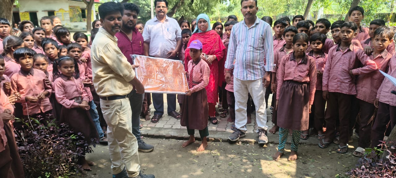 24 स्टडी टेबल मिलने से नौनिहालों के चेहरे खिले, पढ़ाई को मिलेगी नई सुविधा