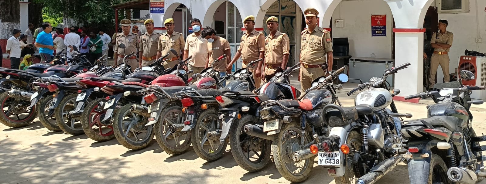 रुपईडीहा में पुलिस-मुठभेड़, गोली लगने से बदमाश घायल; दो गिरफ्तार, 12 चोरी की बाइक बरामद।
