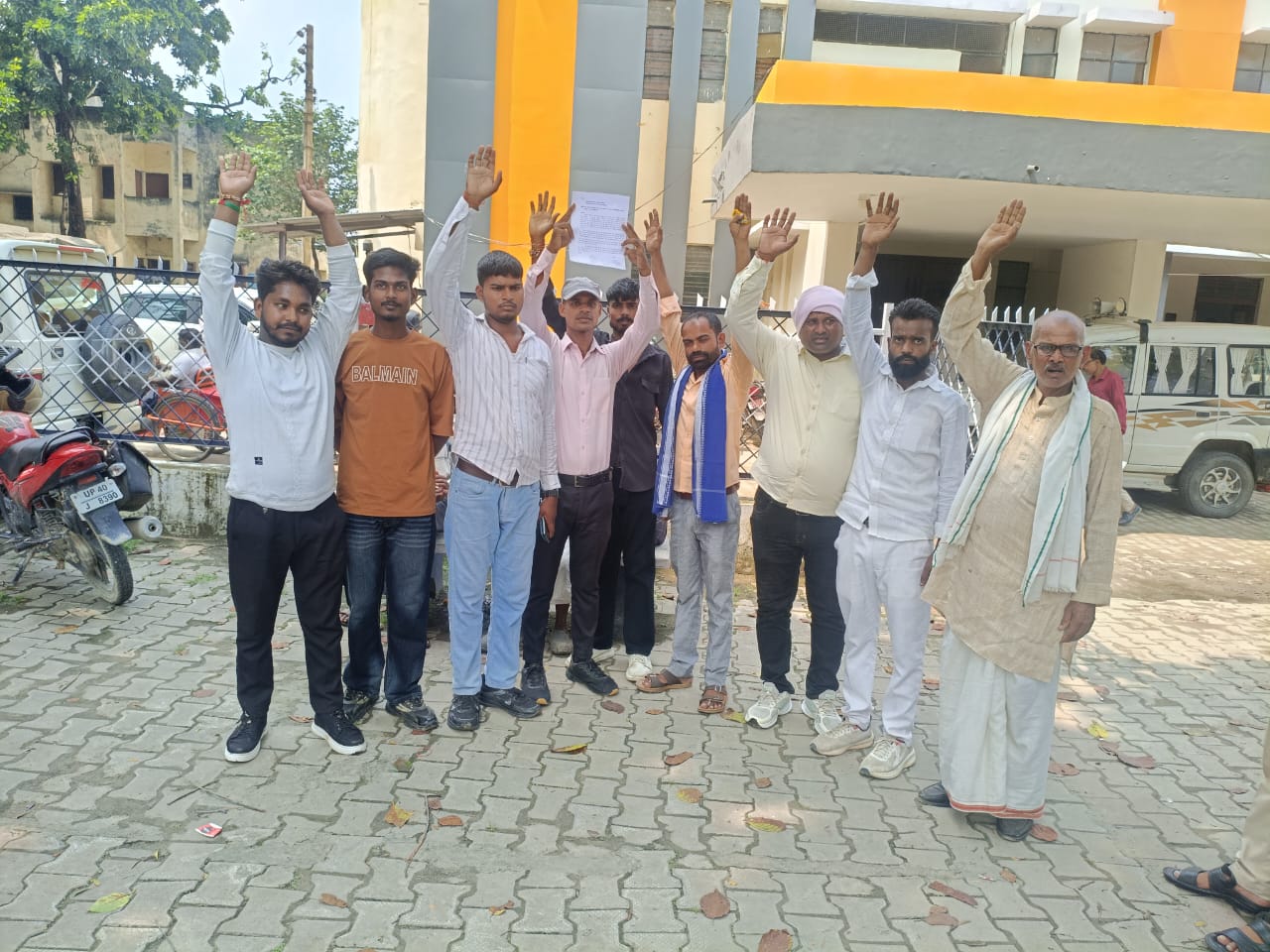 नाली सफाई कराने की मांग को लेकर ग्रामीणों ने किया प्रदर्शन सौंपा ज्ञापन