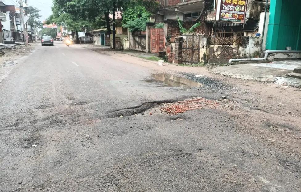 अमेठी में रोड पर गड्ढे से राहगीर और स्कूली बच्चे परेशान रेलवे स्टेशन के पास बारिश में भर जाता है पानी