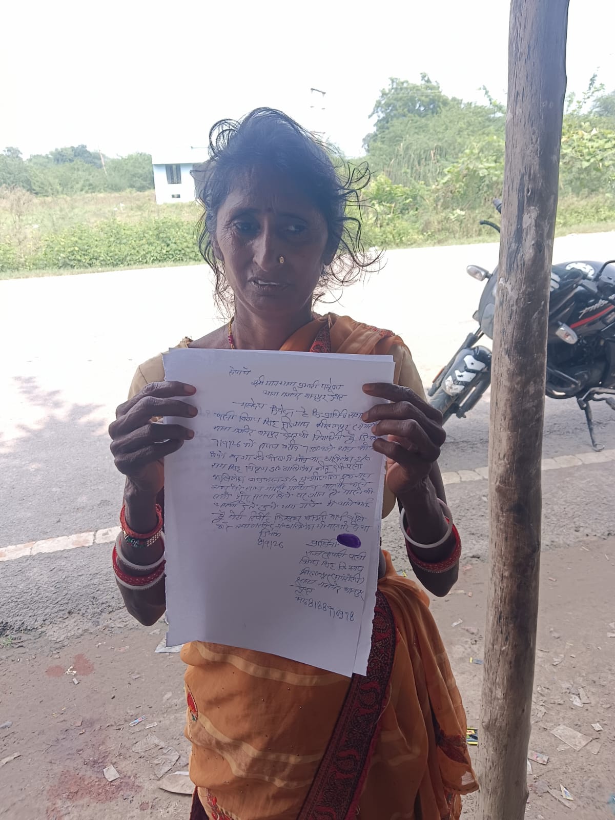  दबंगों का आतंक महिला को अकेला पाकर पीटा महिला को आई चोटे महिला ने गजनेर पुलिस को प्रार्थना पत्र देकर लगाई न्याय की गुहार 