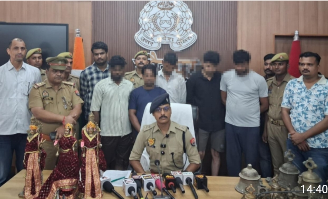 जौनपुर।* मंदिरों से मूर्ति और घंटे चोरी करने वाले गिरोह का लाइन बाजार पुलिस ने पर्दाफाश करने का दावा  किया है। पुलिस ने संयुक्त कार्रवाई करते हुए गिरोह के पांच 