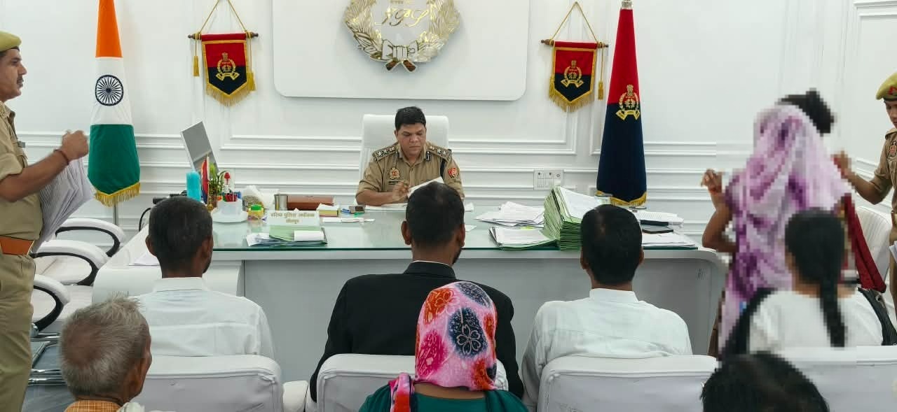 जौनपुर,  कुँवर अनुपम सिंह द्वारा पुलिस कार्यालय पर प्रतिदिन की भांति जनसुनवाई कर शिकायतकर्ताओं की समस्याओं/