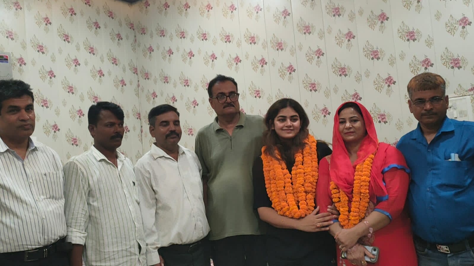 जौनपुर जनपद के मड़ियाहूं की बेटी अमेरिका से पायलट की ट्रेनिंग लेकर लौट आई है। जिसकी शनिवार को पटाखों के 