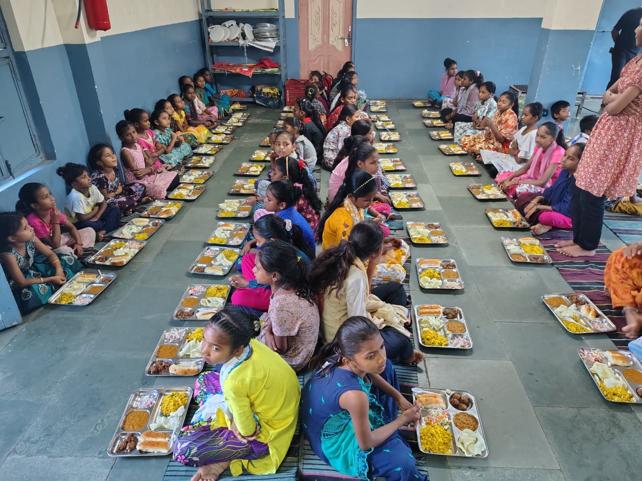  विक्रम सिंह शेखावत की स्मृति में टीम विक्रम की भोजन सेवा